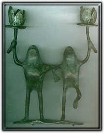 Image of linked frogs